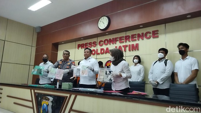 5 tersangka dan sejumlah barang bukti prostitusi libatkan anak di bawah umur dihadirikan di Polda Jatim