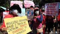 Mereka mendesak pemerintah mengusut tuntas dana mereka yang raib dalam investasi asuransi Wanaartha.