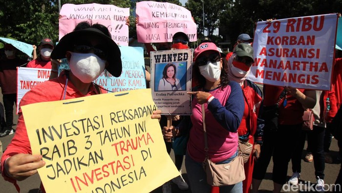 Aksi Unjukrasa Nasabah Asuransi Wanartha Nasabah Asuransi Wanartha melakukan unjukrasa di kawasan Patung Kuda. Hal ini bertujuan mendesak pemerintah mengusut tuntas dana mereka yang raib asuransi itu.