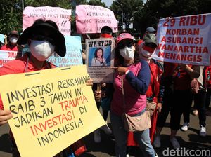 Aksi Unjuk Rasa Nasabah Asuransi Wanartha di Kawasan Patung Kuda