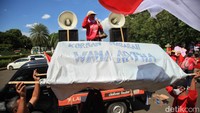 Aksi unjukrasa ini diikuti oleh seratusan nasabah yang tergabung dalam koalisi tersebut.