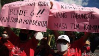 Pengunjukrasa juga meminta uang mereka dikembalikan.