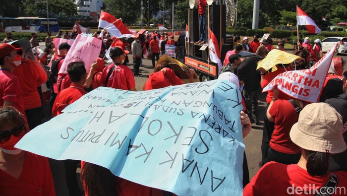 Aksi Unjukrasa Nasabah Asuransi Wanartha Nasabah Asuransi Wanartha melakukan unjukrasa di kawasan Patung Kuda. Hal ini bertujuan mendesak pemerintah mengusut tuntas dana mereka yang raib asuransi itu.