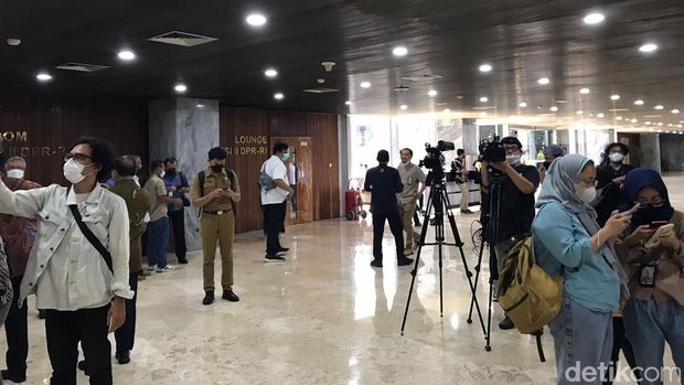 Anggota DPR berhamburan keluar gedung