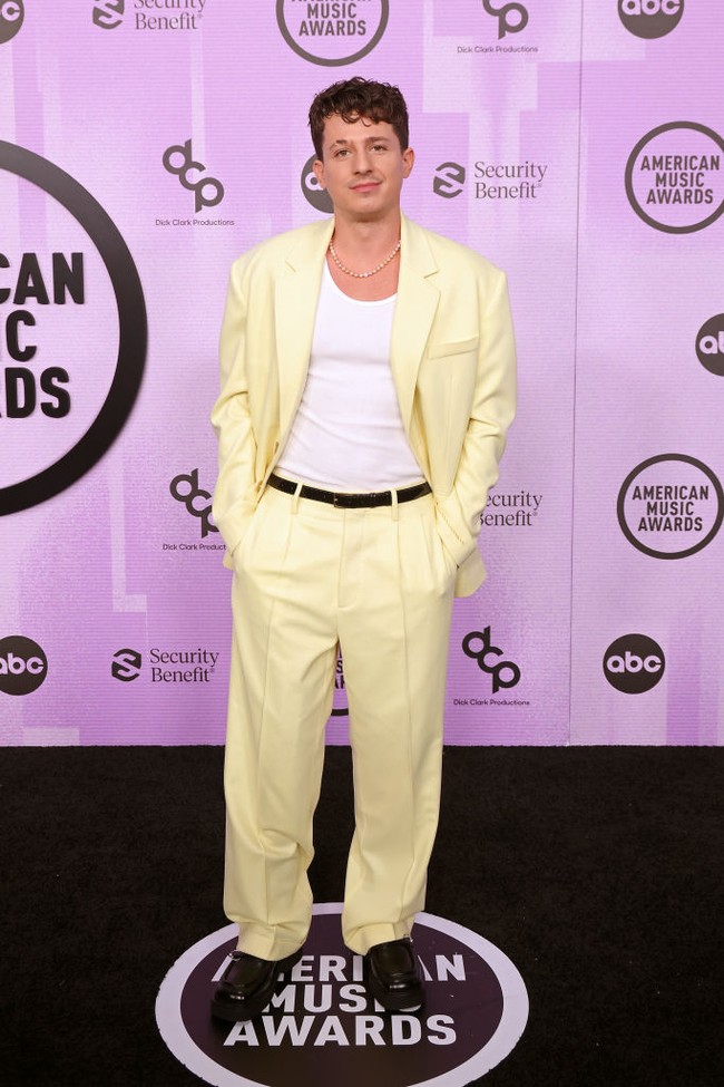 Charlie Puth tampil effortless dengan singlet dan setelan jas-celana warna kuning muda yang cenderung ‘plain’. Bahkan aksesori kalung mutiara tak bisa menyelamatkan gayanya. Foto: FilmMagic/Taylor Hill