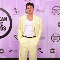 Charlie Puth tampil effortless dengan singlet dan setelan jas-celana warna kuning muda yang cenderung ‘plain’. Bahkan aksesori kalung mutiara tak bisa menyelamatkan gayanya. Foto: FilmMagic/Taylor Hill