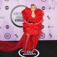 Bebe Rexha tampil bak ‘Dewi Api’ dengan busana serba merah. Detail ruffle yang berlebihan di bahu, ditambah sarung tangan dan boots selutut merah membuat penampilan teman duet Louis Tomlinson ini seolah ‘berteriak’. Foto: Variety via Getty Images/Gilbert Flores