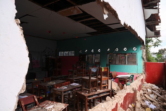 Gempa bumi berkekuatan M 5,6 mengakibatkan kerusahan di Cianjur, Jawa Barat, Senin (21/11). Selain rumah, gempa juga mengakibatkan atap dan tembok sekolah ambruk.