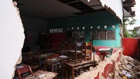 Selain atap, tembok sekolah juga ambruk.