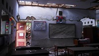Puing-puing atap masih dibiarkan berserakan di lantai. 