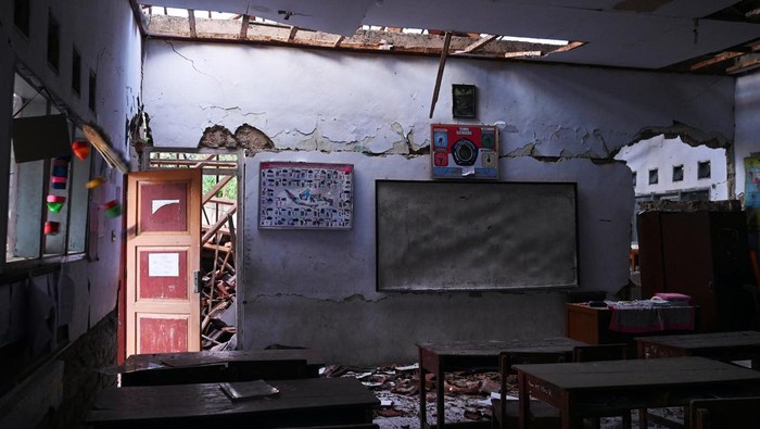 Gempa bumi berkekuatan M 5,6 mengakibatkan kerusahan di Cianjur, Jawa Barat, Senin (21/11). Selain rumah, gempa juga mengakibatkan atap dan tembok sekolah ambruk.