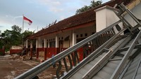 Belum diketahui apalah ada korban dalam peristiwa ambruknya atap dan tembok sekolah ini.