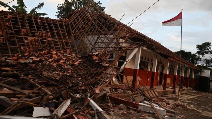 Gempa bumi berkekuatan M 5,6 mengakibatkan kerusahan di Cianjur, Jawa Barat, Senin (21/11). Selain rumah, gempa juga mengakibatkan atap dan tembok sekolah ambruk.