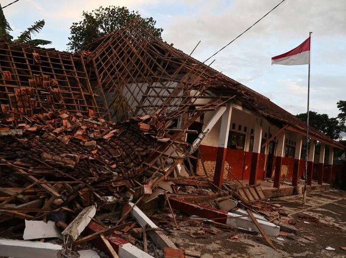 Gempa bumi berkekuatan M 5,6 mengakibatkan kerusahan di Cianjur, Jawa Barat, Senin (21/11). Selain rumah, gempa juga mengakibatkan atap dan tembok sekolah ambruk.