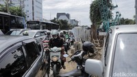 Kemacetan terjadi karena adanya pekerjaan galian saluran rumah pompa yang terdapat di Jalan Gunung Sahari, Jakarta Pusat. 