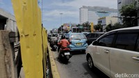 Lajur kendaraan yang dapat dilalui hanya tinggal dua, dari yang semula tiga lajur. 