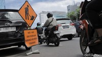 Antrean kendaraan roda dua dan roda empat terjadi di traffic light Jalan Gunung Sahari, Jakarta Pusat arah Pasar Baru, Senin (21/10/2022). 
