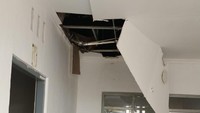 Plafon di salah satu sudut Stasiun Cianjur rusak imbas gempa. Foto: Dok. KAI Daop 2