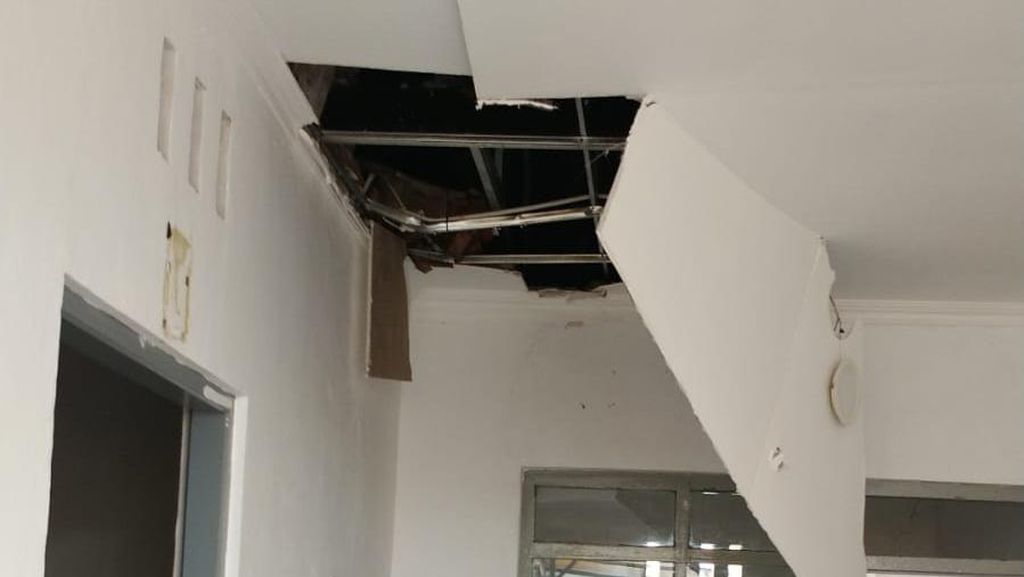 Gempa M 5,6, Perjalanan KA Disetop Sementara-Plafon Stasiun Cianjur Rusak