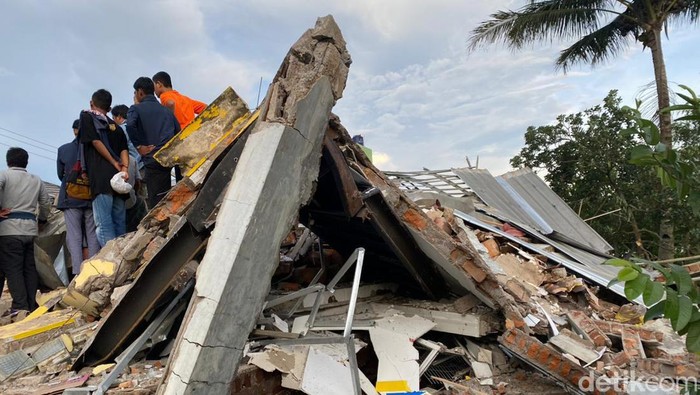 Gempa bumi yang terjadi di Kabupaten Cianjur dengan kekuatan 5,6 magnitudo menghancurkan bangunan di daerah Kadidampit, Cilaku.