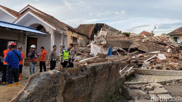 Gempa bumi yang terjadi di Kabupaten Cianjur dengan kekuatan 5,6 magnitudo menghancurkan bangunan di daerah Kadidampit, Cilaku.