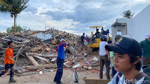Gempa bumi yang terjadi di Kabupaten Cianjur dengan kekuatan 5,6 magnitudo menghancurkan bangunan di daerah Kadidampit, Cilaku.