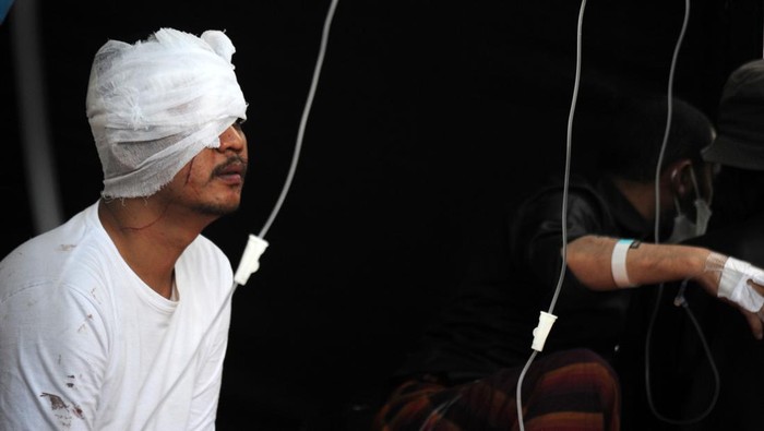 Sejumlah tenaga medis merawat korban yang terluka saat gempa bumi berkekuatan magnitudo 5,6 di RSUD Sayang, Kabupaten Cianjur, Jawa Barat, Senin (21/11/2022). Berdasarkan data BNPB jumlah korban meninggal bertambah menjadi 46 orang dan korban luka-luka mencapai 700 orang.