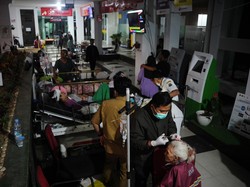 Saking banyaknya korban gempa yang memadati RSUD Cianjur, sebagian dari mereka terpaksa dirawat di halaman rumah sakit. Foto: ANTARA FOTO/Raisan Al Faris