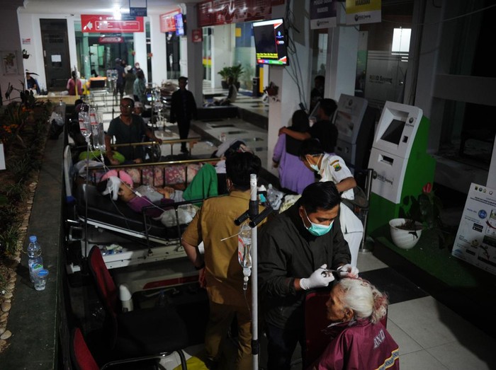 Sejumlah tenaga medis merawat korban yang terluka saat gempa bumi berkekuatan magnitudo 5,6 di RSUD Sayang, Kabupaten Cianjur, Jawa Barat, Senin (21/11/2022). Berdasarkan data BNPB jumlah korban meninggal bertambah menjadi 46 orang dan korban luka-luka mencapai 700 orang.