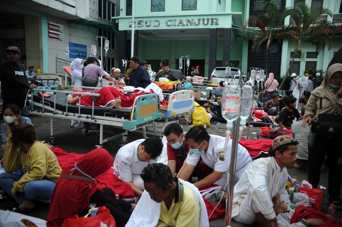 Sejumlah tenaga medis merawat korban yang terluka saat gempa bumi berkekuatan magnitudo 5,6 di RSUD Sayang, Kabupaten Cianjur, Jawa Barat, Senin (21/11/2022). Berdasarkan data BNPB jumlah korban meninggal bertambah menjadi 46 orang dan korban luka-luka mencapai 700 orang.