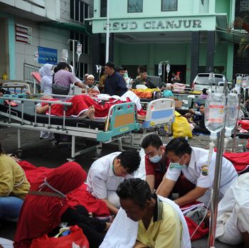 Sejumlah tenaga medis merawat korban yang terluka saat gempa bumi berkekuatan magnitudo 5,6 di RSUD Sayang, Kabupaten Cianjur, Jawa Barat, Senin (21/11/2022). Berdasarkan data BNPB jumlah korban meninggal bertambah menjadi 46 orang dan korban luka-luka mencapai 700 orang.