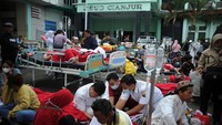 Pasien yang terluka akibat gempa membeludak hingga halaman RSUD Cianjur.
