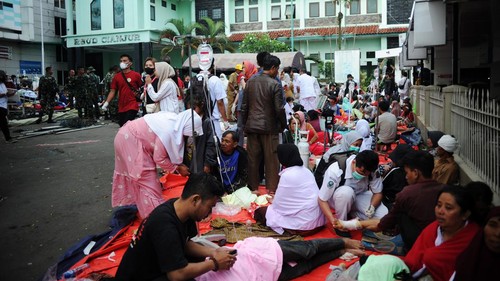 Sejumlah tenaga medis merawat korban yang terluka saat gempa bumi berkekuatan magnitudo 5,6 di RSUD Sayang, Kabupaten Cianjur, Jawa Barat, Senin (21/11/2022). Berdasarkan data BNPB jumlah korban meninggal bertambah menjadi 46 orang dan korban luka-luka mencapai 700 orang.
