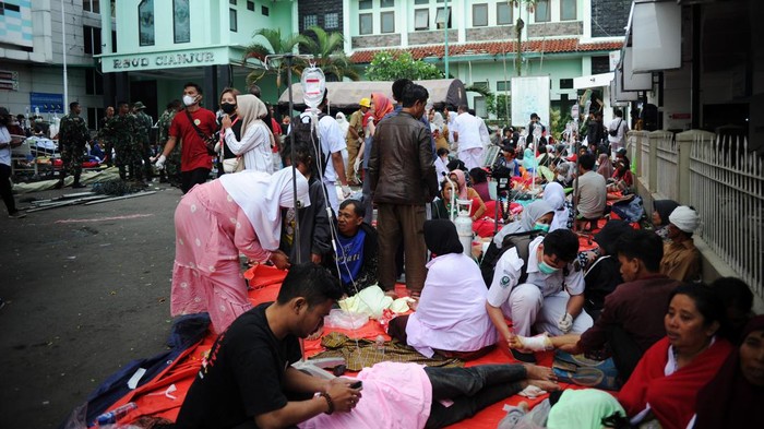 Sejumlah tenaga medis merawat korban yang terluka saat gempa bumi berkekuatan magnitudo 5,6 di RSUD Sayang, Kabupaten Cianjur, Jawa Barat, Senin (21/11/2022). Berdasarkan data BNPB jumlah korban meninggal bertambah menjadi 46 orang dan korban luka-luka mencapai 700 orang.