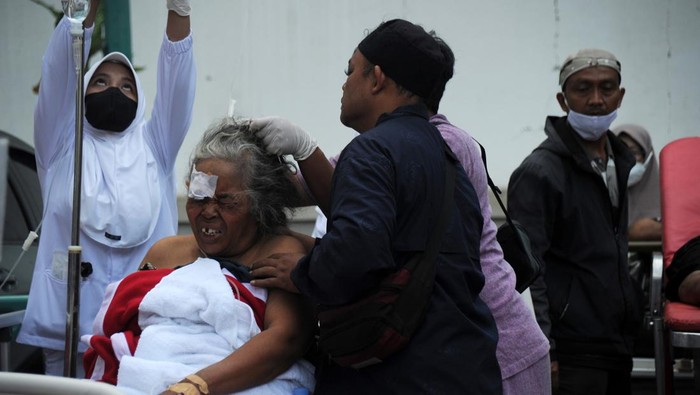 Sejumlah tenaga medis merawat korban yang terluka saat gempa bumi berkekuatan magnitudo 5,6 di RSUD Sayang, Kabupaten Cianjur, Jawa Barat, Senin (21/11/2022). Berdasarkan data BNPB jumlah korban meninggal bertambah menjadi 46 orang dan korban luka-luka mencapai 700 orang.