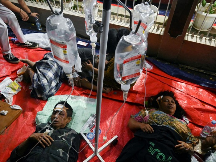 Korban luka akibat gempa bumi mendapat perawatan di RSUD Cianjur, Senin (21/11/2022). Mayoritas korban menderita luka di bagian kepada dan tangan.