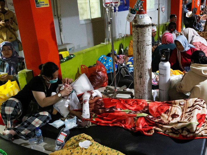 Korban luka akibat gempa bumi mendapat perawatan di RSUD Cianjur, Senin (21/11/2022). Mayoritas korban menderita luka di bagian kepada dan tangan.