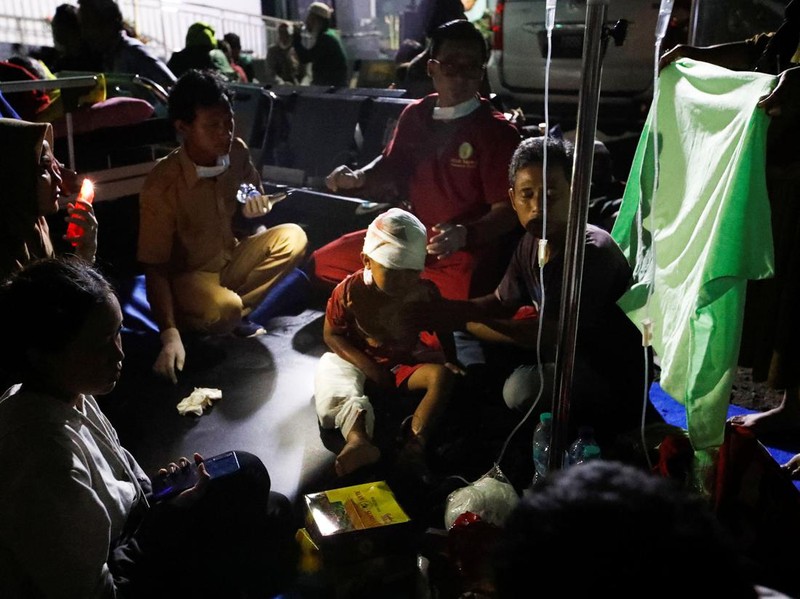 Korban luka akibat gempa bumi mendapat perawatan di RSUD Cianjur, Senin (21/11/2022). Mayoritas korban menderita luka di bagian kepada dan tangan.