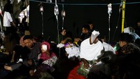 Saking banyaknya korban gempa yang memadati RSUD Cianjur, sebagian dari mereka terpaksa dirawat di halaman rumah sakit.