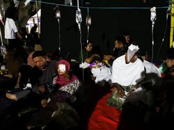 Mayoritas warga menderita luka di bagian kepala. Foto: REUTERS/Iman Firmansyah