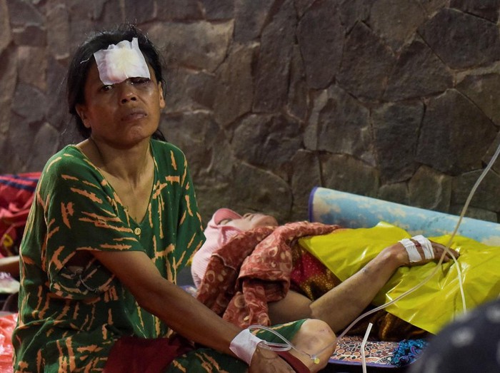 Korban luka akibat gempa bumi mendapat perawatan di RSUD Cianjur, Senin (21/11/2022). Mayoritas korban menderita luka di bagian kepada dan tangan.