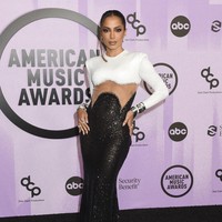 Seksi dan futuristik. Mungkin dua kata itu tepat untuk menggambarkan penampilan Anitta di karpet merah American Music Awards 2022. Penyanyi asal Brasil ini mengenakan gaun Mugler yang dirancang khusus untuknya. (Foto: Variety via Getty Images/Gilbert Flores)