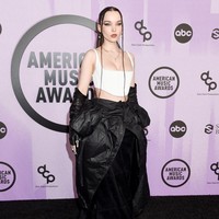 Dove Cameron menunjukkan sisi stylish-nya dengan gaun hitam-putih karya Marc Jacobs. Gaun tersebut terdiri dari crop top bergaya korset dan jaket yang diikat sehigga menyatu dengan rok. (Foto: Variety via Getty Images/Gilbert Flores)