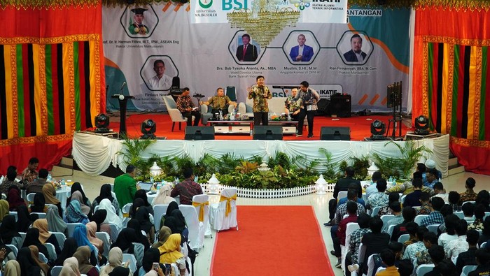 BSI Terus Genjot Transformasi Digital di Aceh Wakil Direktur Utama Bank Syariah Indonesia BSI Bob Tyasika Ananta (kiri pertama) saat memberikan bantuan beasiswa Program BSI Scholarship Inspirasi kepada perwakilan mahasiswa Universitas Malikussaleh disaksikan oleh Rektor Universitas Malikussaleh Dr. H. Herman Fithra, ST., MT., IPM., ASEAN.Eng. (kanan kedua) dan Anggota Komisi VI DPR-RI Muslim (kanan pertama) di GOR ACC Universitas Malikussaleh, Lhokseumawe, Aceh Utara (21/11).