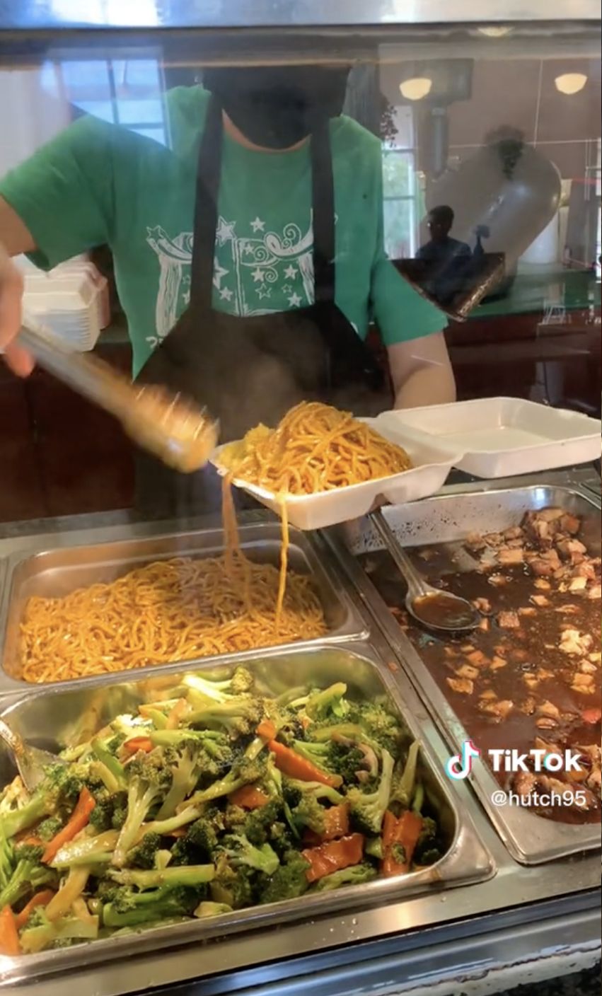 Bukannya Senang, Pelanggan Ini Justru Ngeluh Diberi Porsi Makanan Jumbo