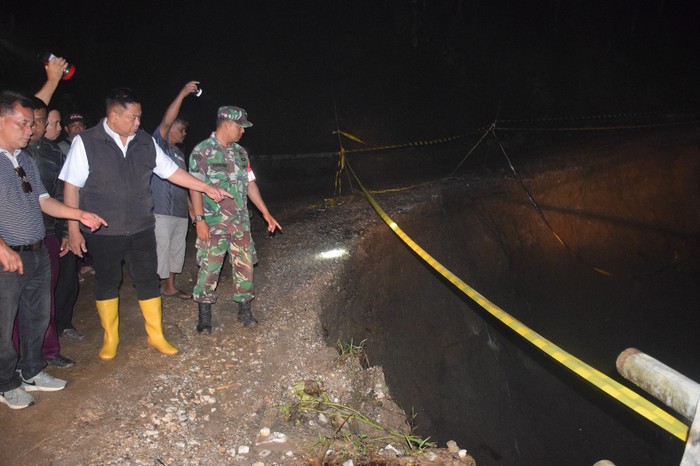 Bupati Dairi Cek Longsor