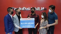 Business Development Director Panin Dai-ichi Life Andika (kedua kiri), bersama perwakilan Owner General Agency Selamat Sukses Abadi  Robin (kiri), Financial Advisor Juliana (kedua kanan) dan President Agency Manager Heryanto (kanan) secara simbolis menyerahkan klaim Tutup Usia dengan total nilai Rp2 Miliar kepada perwakilan ahli waris nasabah di Medan, Sumatera Utara,