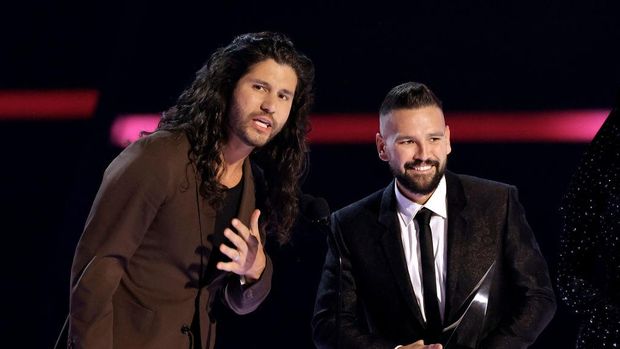 LOS ANGELES, CALIFORNIA - NOVEMBER 20: (EDITORIAL USE ONLY) (L-R) Dan Smyers and Shay Mooney of Dan + Shay accept the Favorite Country Duo or Group award onstage during the 2022 American Music Awards at Microsoft Theater on November 20, 2022 in Los Angeles, California. (Photo by Kevin Winter/Getty Images)