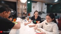 Pada area makan yang terhubung dengan dapur dan ruang keluarga ini, Arsy begitu lahap menghabiskan makanan buatan Ashanty. Daging panggang yang disantapnya juga dilengkapi dengan nasi putih agar lebih mengenyangkan. Foto: YouTube/Th Hermansyah A6