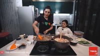 Menu yang dimasak oleh Ashanty saat itu adalah daging panggang dan sukiyaki. Arsy terus berada di sisi Ashanty sambil memperhatikan langkah-langkah memasak yang diajari oleh ibundanya. Foto: YouTube/Th Hermansyah A6